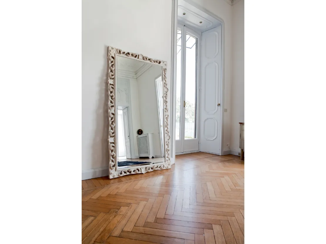 Specchio ampio Agrip con cornice floreale in legno laccato Bianco opaco di Tonin Casa