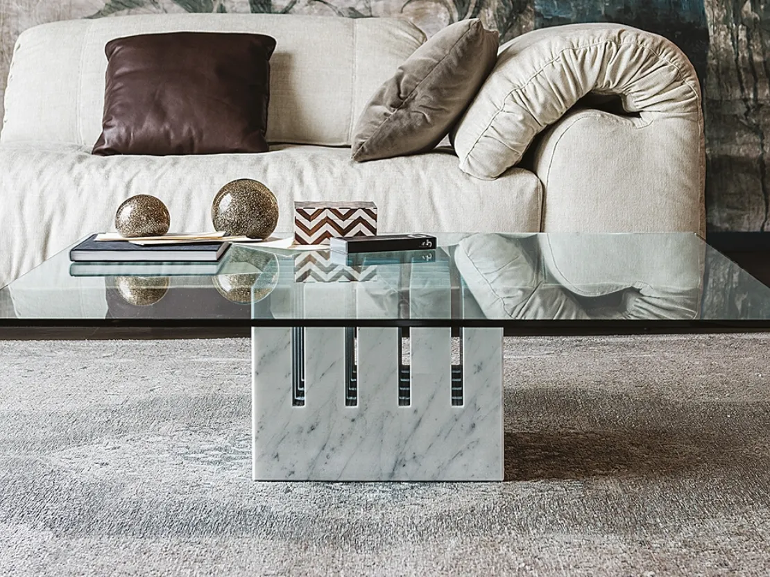 Tavolino con base in marmo e piano in cristallo Scacco di Cattelan Italia