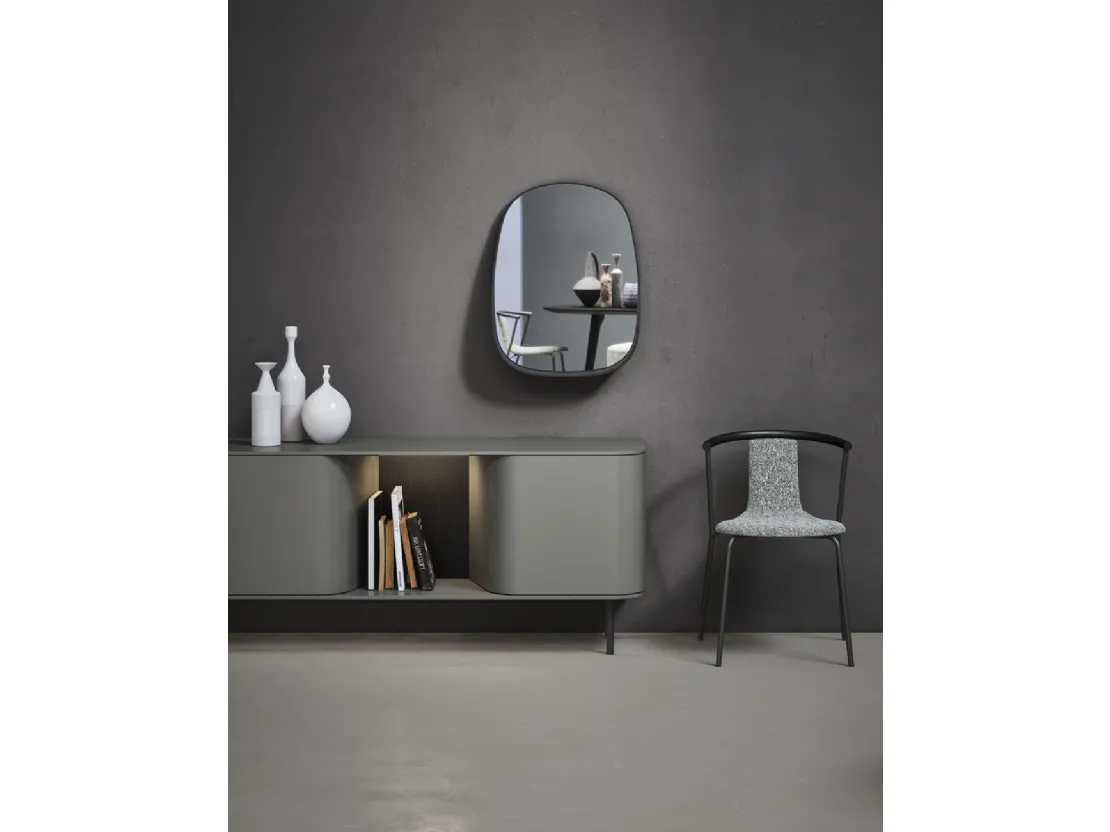 Specchio Flow con cornice in cuoio di Novamobili