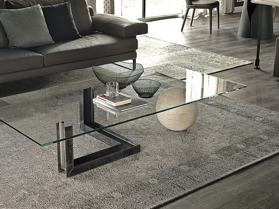 Tavolino con base in acciaio e piano rettangolare in cristallo Levante di Cattelan Italia