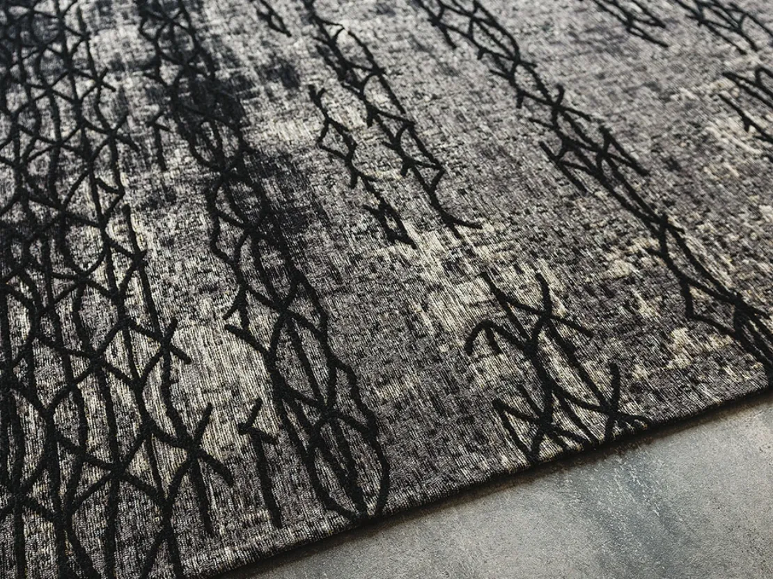 Tappeto Mumbai grigio e nero tessuto in cotone e ciniglia a rilievo di Cattelan Italia