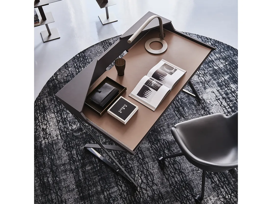 Scrittoio Qwerty in acciaio verniciato graphite con piano in MDF e PAD in cuoio di Cattelan Italia