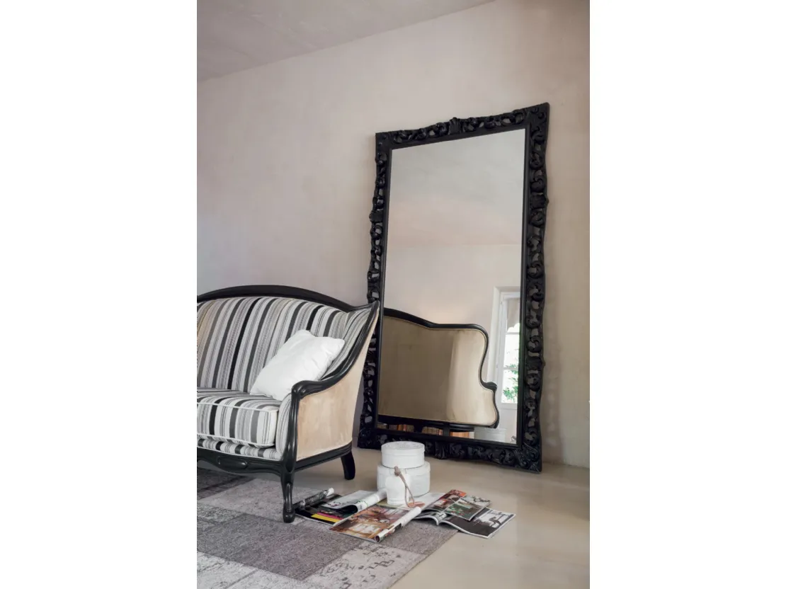 Specchiera ampia Agrip con cornice floreale in legno laccato Nero opaco di Tonin Casa