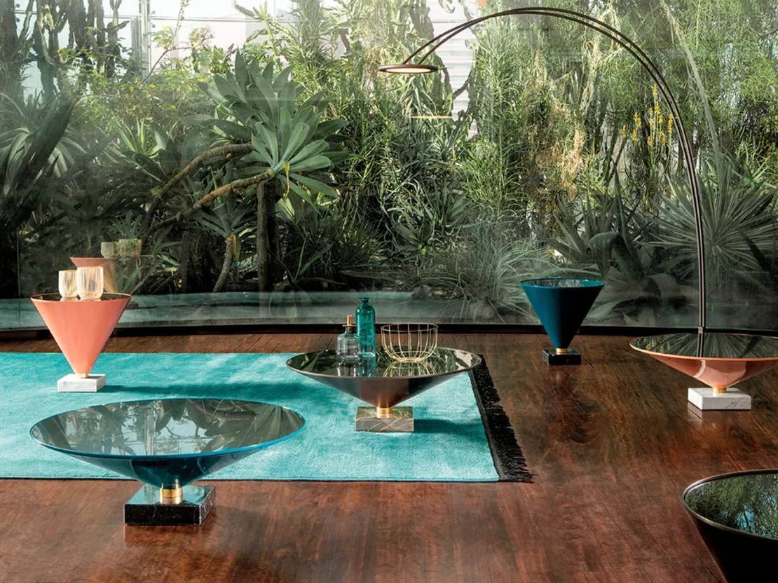 Tavolino rotondo con top in vetro fumè trasparente, struttura conica in metallo e base in marmo Flute di Tonin Casa