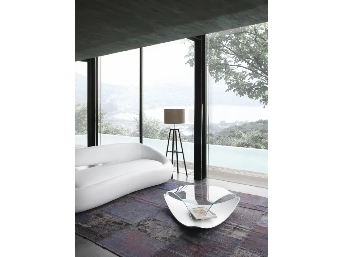 Tavolino di design Quiet con top in vetro curvato e base in laccato bianco opaco Tonin Casa