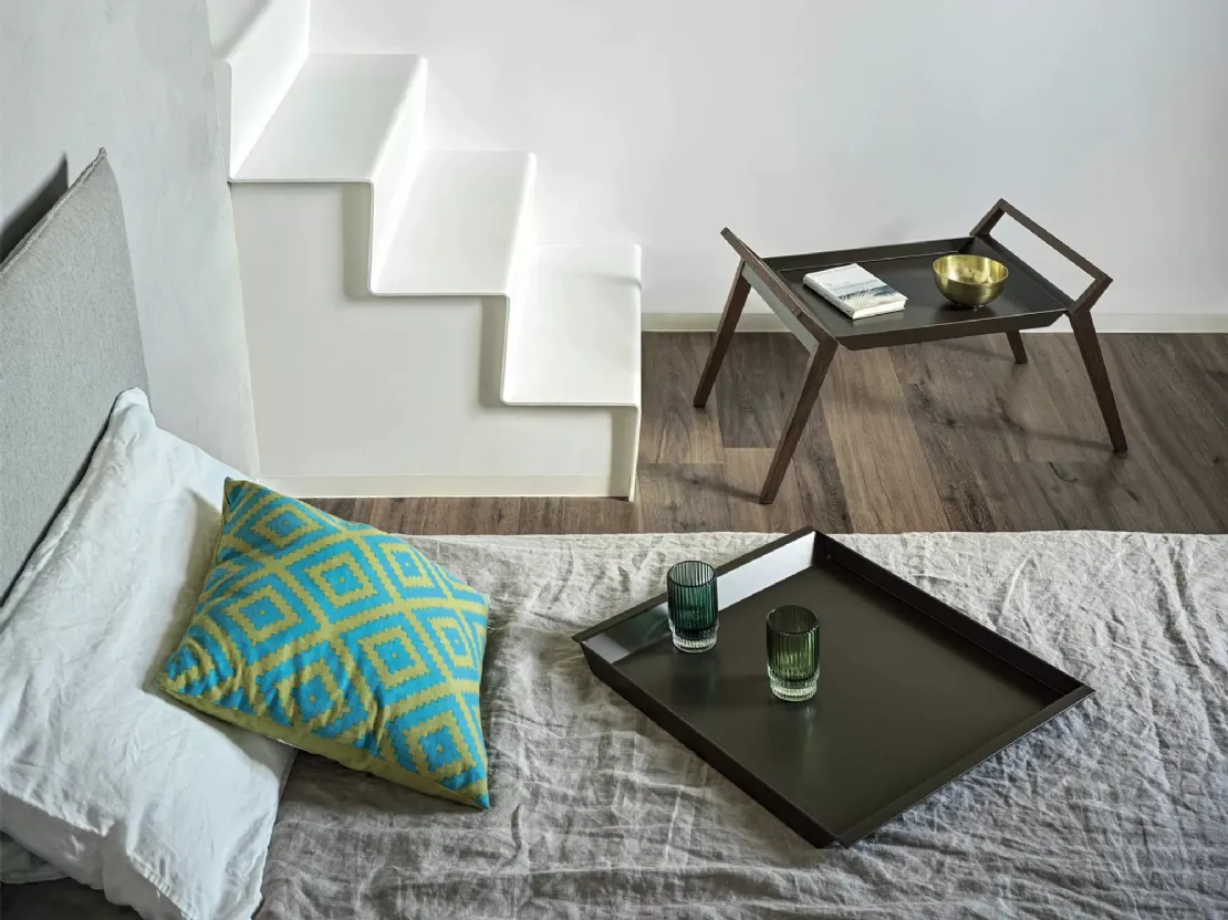 Tavolino Tiffany con top in acciaio laccato e base in legno massello di Bontempi