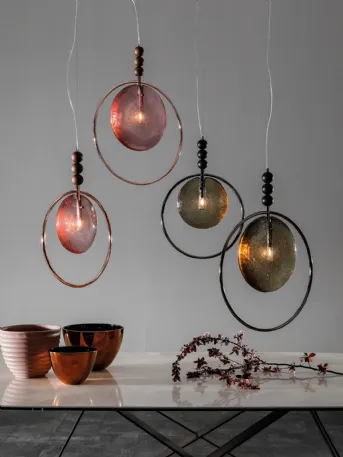 Lampada a sospensione con struttura in metallo cromato che contorna un diffusore in vetro in fusione con dettagli in legno massello Dreamy di Tonin Casa