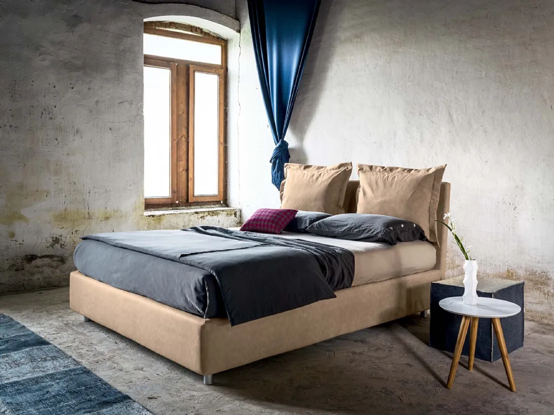 Letto in eco nabuk imbottito con testiera rivestita da cuscini rimovibili DoReMi di Veneran