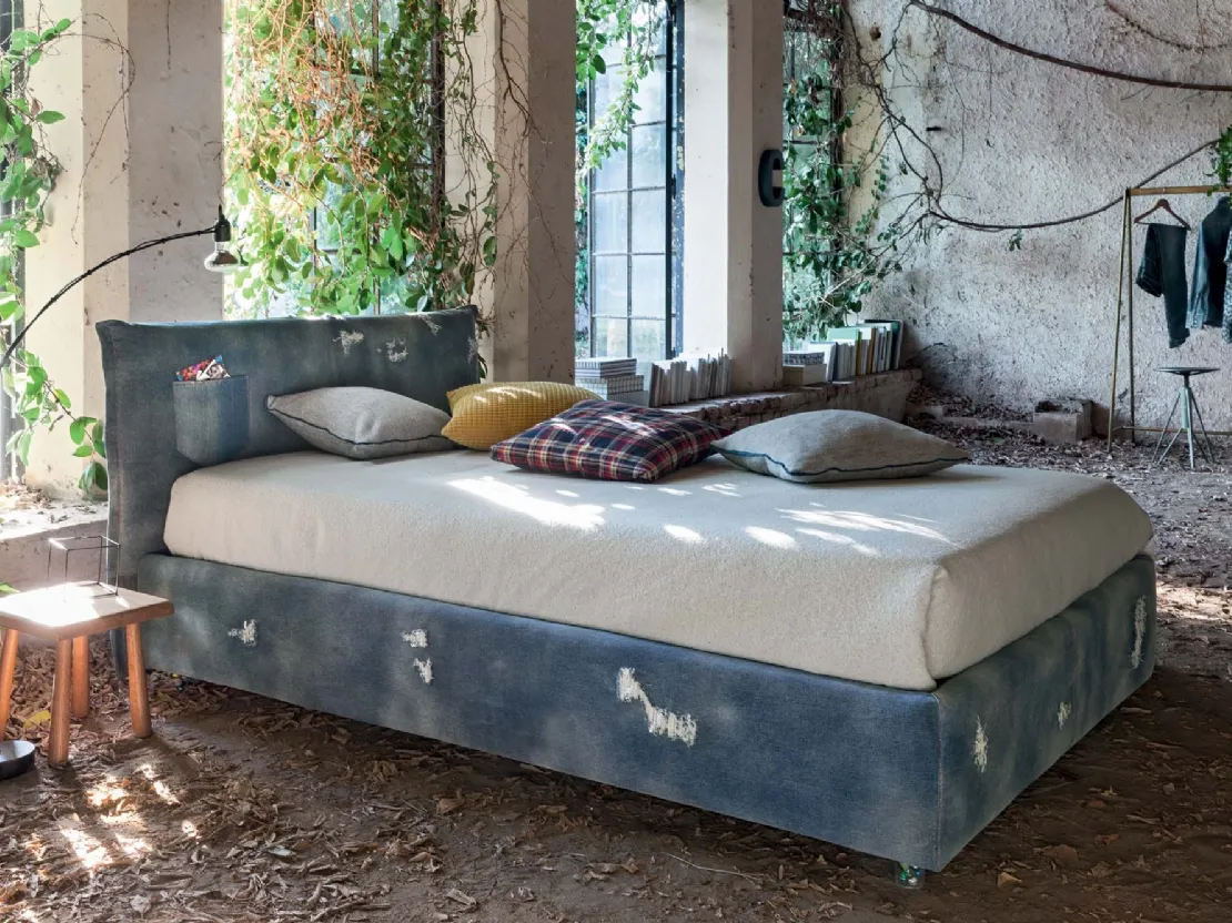 Letto con testiera rivestito in Denim stramato con piedini trasparenti con biglie all'interno Twin Line di Veneran