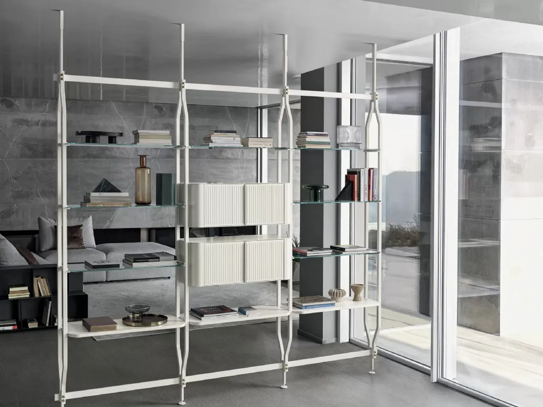 Libreria divisoria Charlotte a soffitto in acciaio laccato con ripiani in cristallo di Bontempi