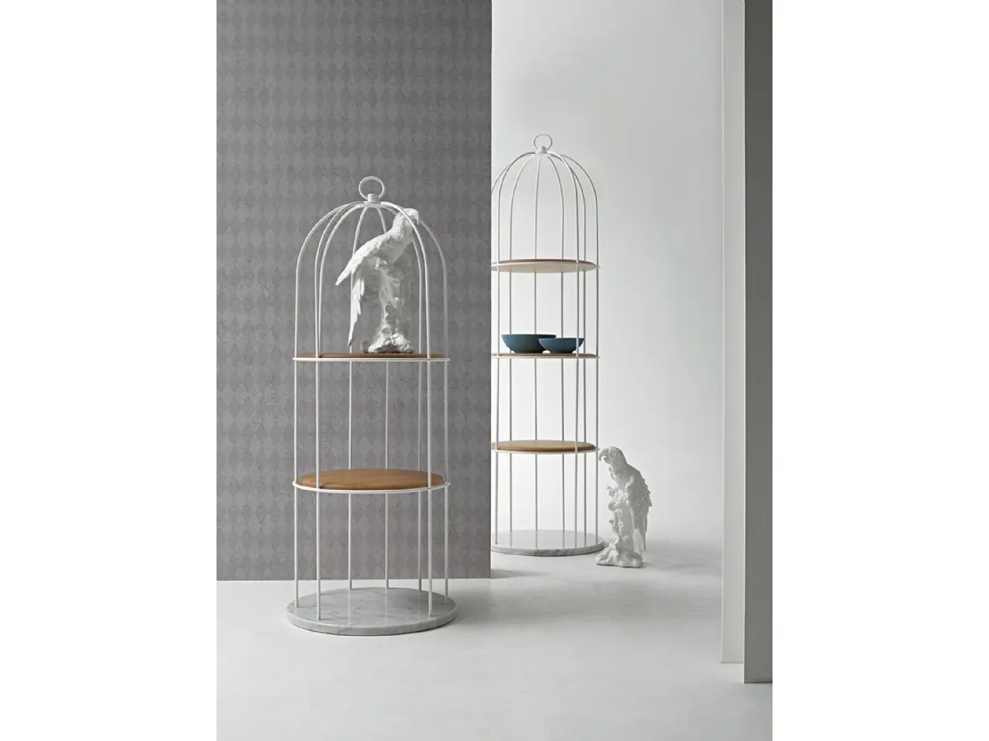 Libreria freestanding Tweet in metallo con ripiani in legno massello e base in marmo di Tonin Casa