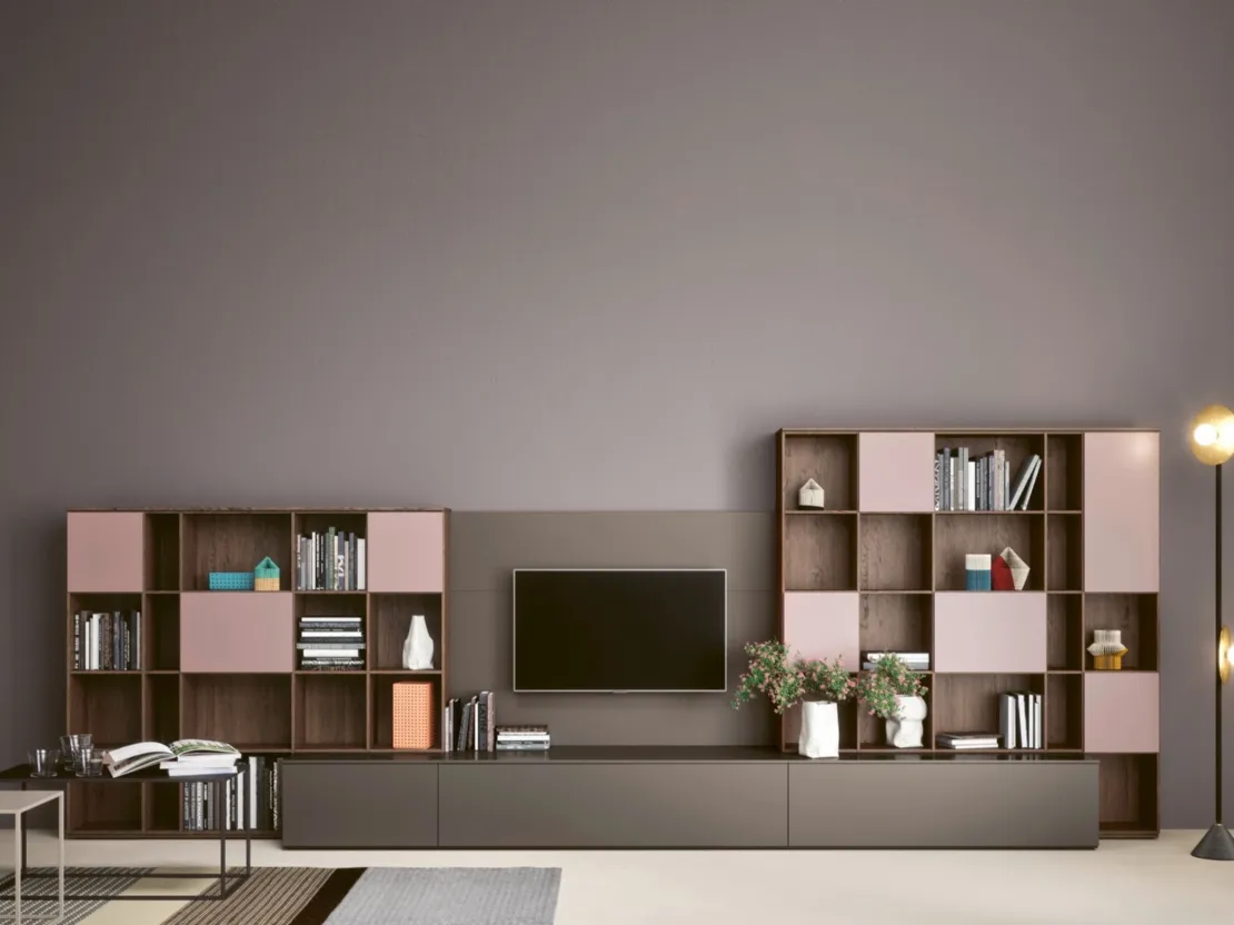 Parete attrezzata con libreria Wall 12 01 in laccato opaco di Novamobili