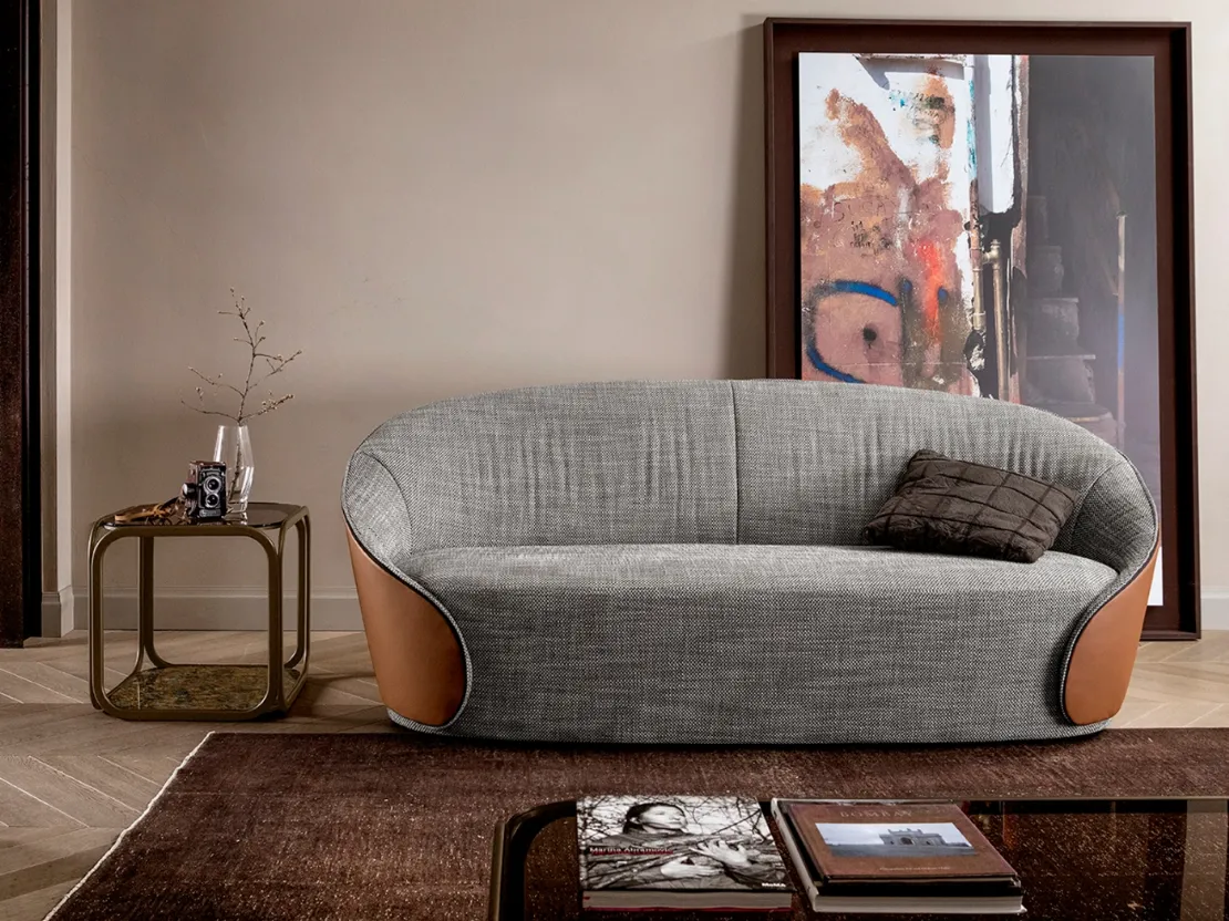 Divano avvolgente dal design ricercato in tessuto con rivestimento esterno in pelle Mama di Tonin Casa