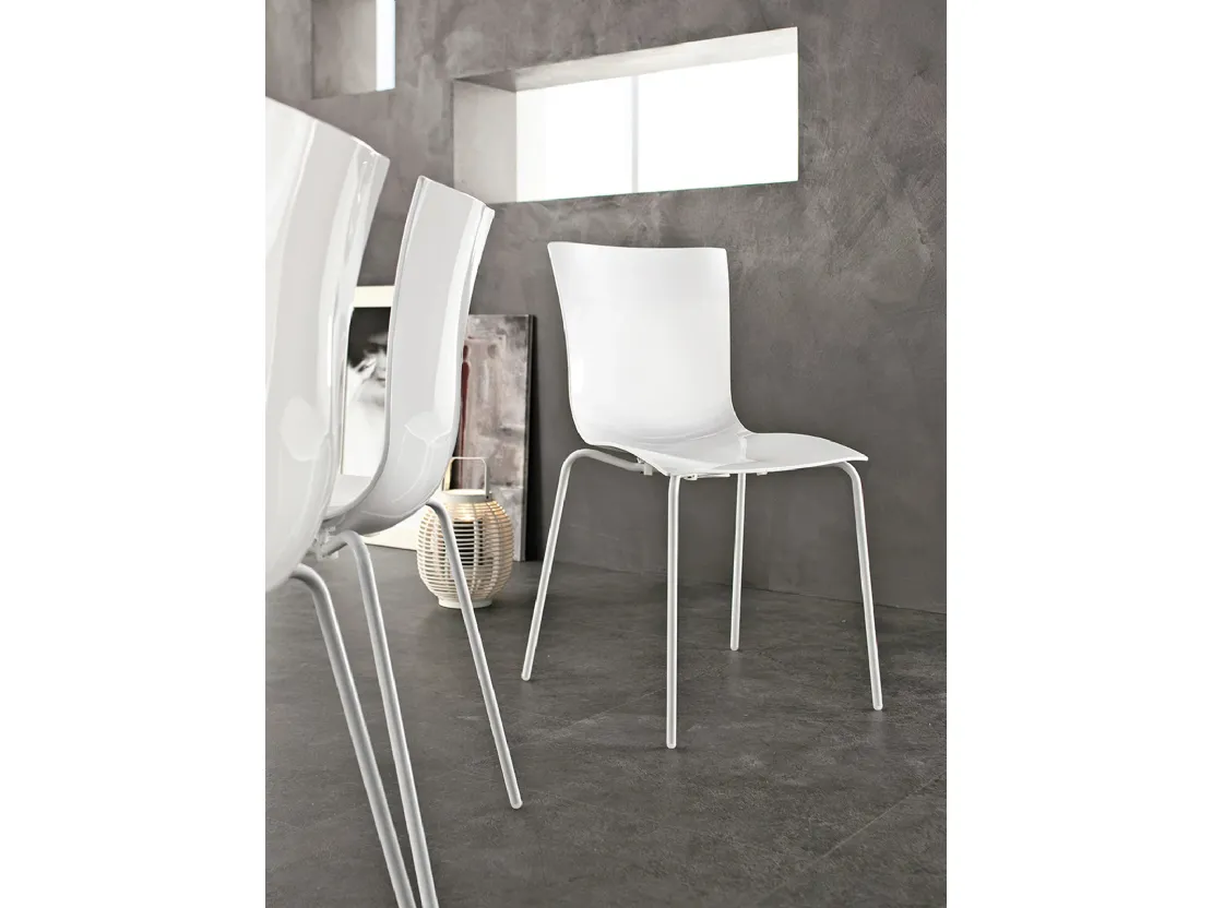 Sedia impilabile Aria Easy in polimerico con gambe in metallo cromato di Tonin Casa