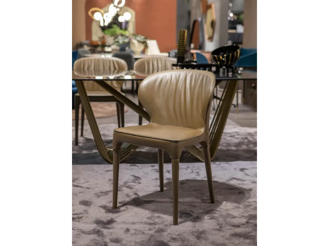 Sedia Bea Plus rivestita in pelle con struttura in legno di Tonin Casa