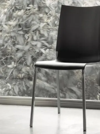 Sgabello Sandy con struttura in metallo e seduta imbottita completamente rivestita in ecopelle con poggiapiedi in metallo verniciato nero di Arredo3