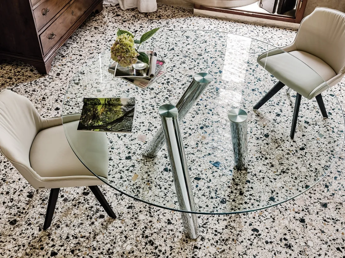 Tavolo rotondo con tre gambe in acciaio tubolare e piano in cristallo Ray di Cattelan Italia