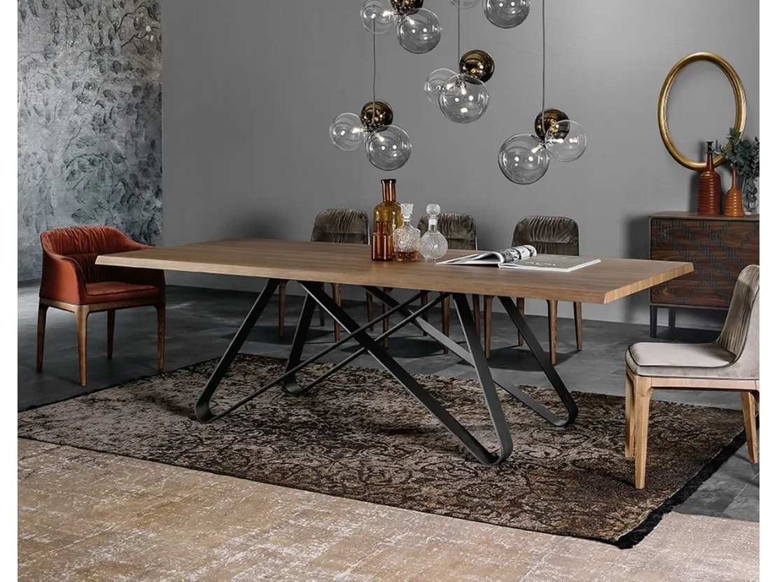 Tavolo Status con base in metallo e top legno di Tonin Casa