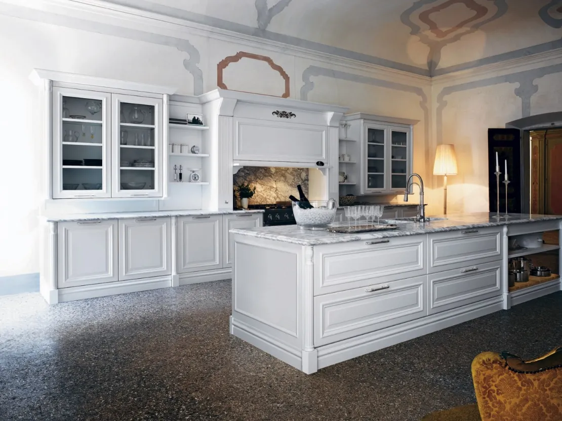 Cucina Classica con isola in laccato bianco opaco con top in marmo di Carrara bianco levigato opaco Elite Beauty di Cesar