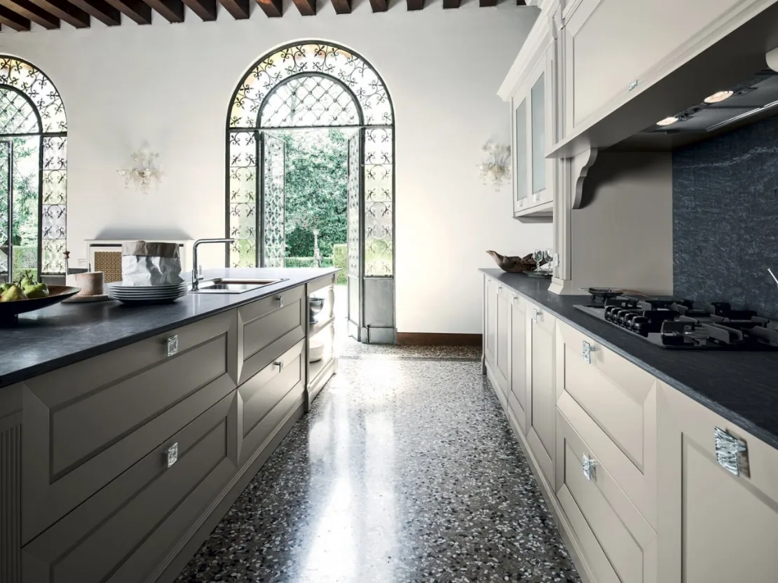 Cucina Classica con isola Etoile Graceful Joy con maniglia etnica finitura argento e top in marmo di Carrara grigio levigato opaco di Cesar