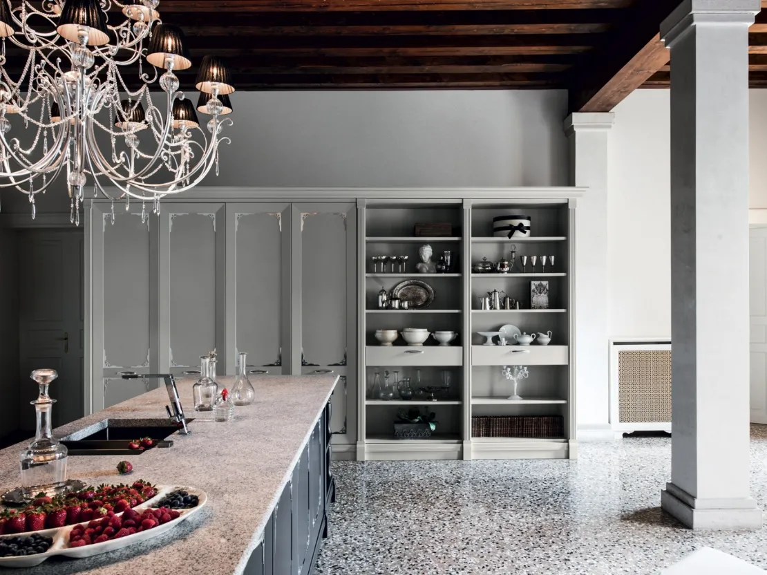 Cucina Classica con isola Etoile Luminous Star in laccato opaco e top in granito Peperino satinato di Cesar