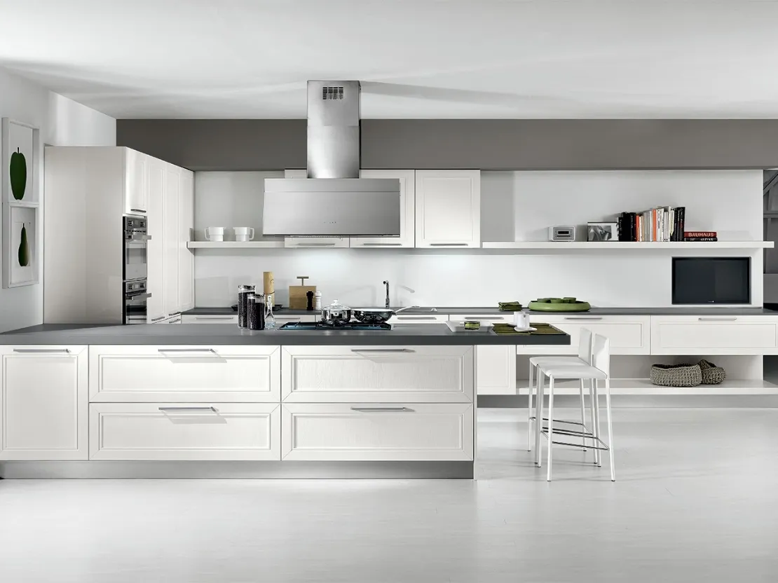Cucina Classica Itaca angolare a ferro di cavallo in legno massello di Frassino laccato Bianco a poro aperto di Arredo3