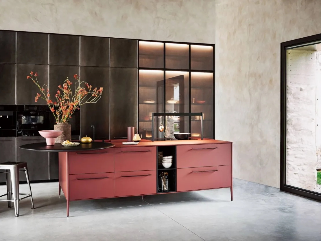 Cucina Design con isola Unit Local Gentility in Fenix Rosso Jaipur con piano snack in Rovere corvino di Cesar