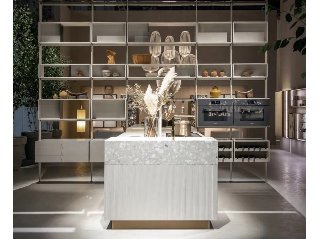Cucina Design lineare in laccato strutturato Bianco Intarsio e top in seminato Bianco Apuano di Cesar