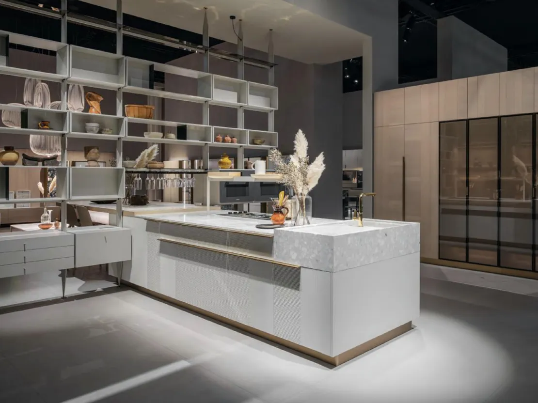 Cucina Design lineare in laccato strutturato Bianco Intarsio con lavello Block e top in seminato Bianco Apuano di Cesar