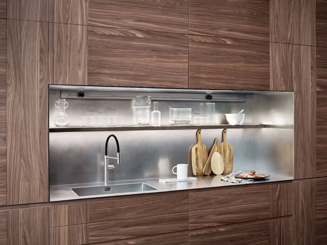 Cucina Design lineare Intarsio Time Bridge in Noce desaturato con nicchia in acciaio inox matt di Cesar