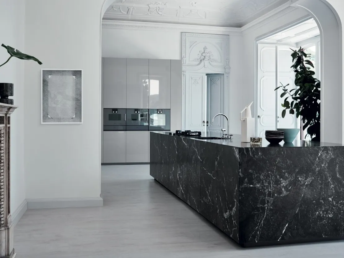 Cucina Design lineare N_Elle Unexpected contrast in marmo Grigio Carnico di Cesar