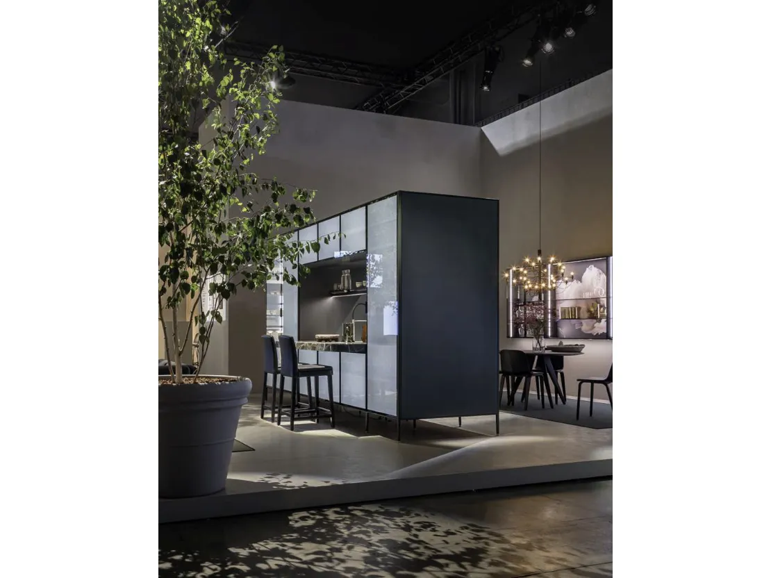 Cucina Design lineare bifacciale Unit Pocket con ante in vetro Fumè e top in marmo Breccia Imperiale di Cesar